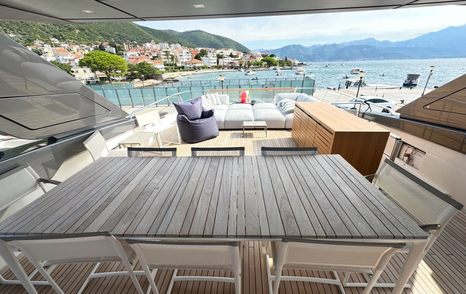 Sanlorenzo motor yacht Saam II sundeck dining area 