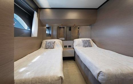 Motor Yacht Cloud Nine twin room