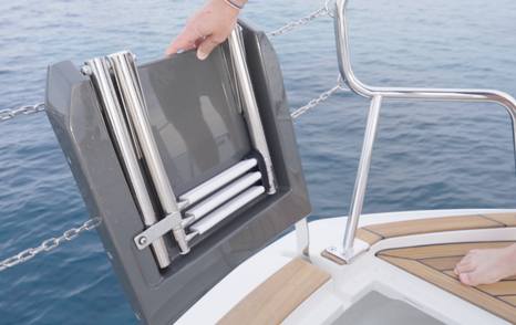 Marex-390-Review-foredeck-ladder