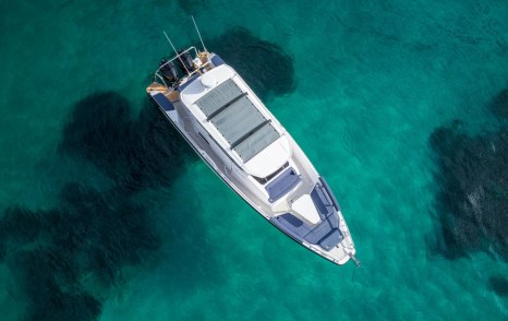 Axopar-29-XC-Cross-Cabin-overhead