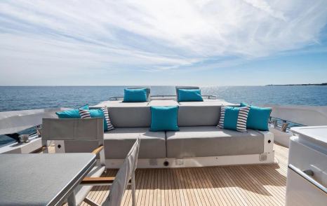 Motor yacht Ocean's Se7en's aft cushioned seating area