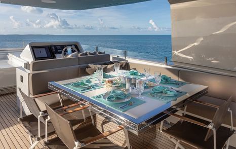 Superyacht Safe Haven flybridge aflresco dining