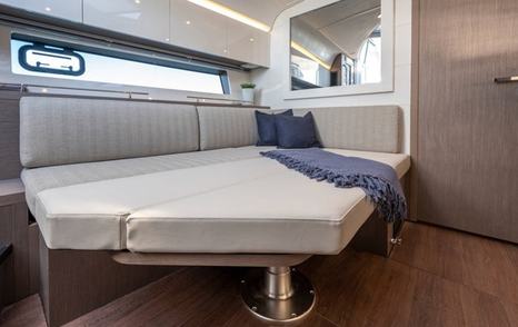 Beneteau-Gran-Turismo-41-saloon-berth