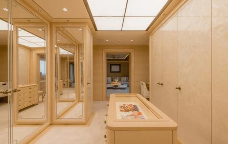 Superyacht Here Comes the Sun owner's dressing room