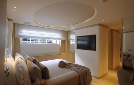 Benetti-B.Yond-37M-amidship-double-tv