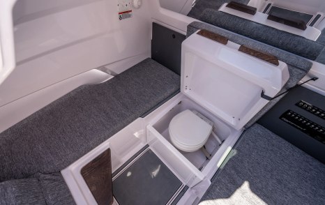 Axopar-29-XC-Cross-Cabin-forward-cabin-toilet