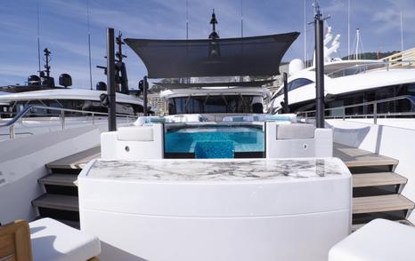 Columbus-Atlantique-43MT-Frette-Review-bow-bar-and-tub