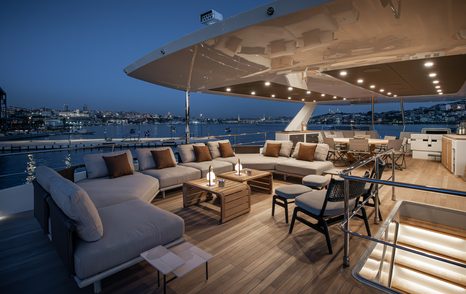 Numarine 27 XP Open motor yacht flybridge lounge area 