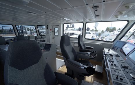 Damen-YS5009-motor-yacht-Axis-bridge-helm-seats