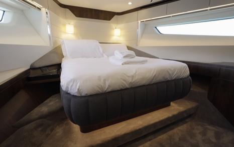 Fairline Targa 58 GTO VIP cabin with double bed and hull windows