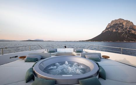 Superyacht Azimut Grande Trideck Tamanya bow jacuzzi