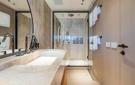 Motor Yacht Jacqpot master cabin ensuite