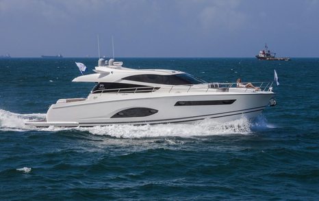 Horizon E56XO motor yacht under way 