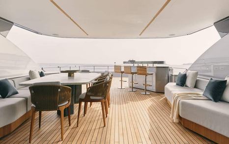 Azimut-Magellano-30M-upper-aft-deck-dining