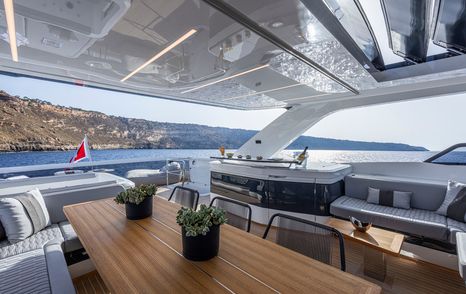 Flybridge onboard Pearl 82