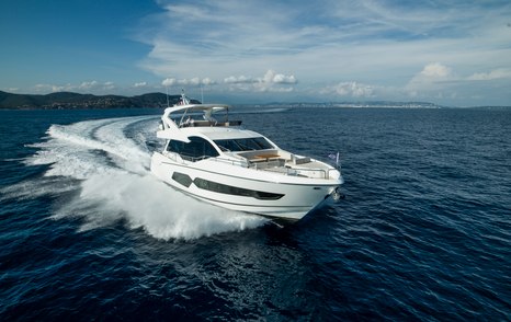Sunseeker-76-Yacht-Review-curving-running-at-sea 