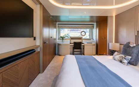 Sunseeker-Ocean-156-owner-cabin-bureau-TV