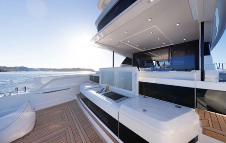 Maritimo-M75-Review-cockpit-bbq