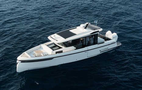 Saxdor 340 GTWA motor yacht at anchor 