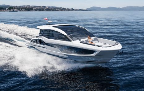 Galeon 435 GTI on water