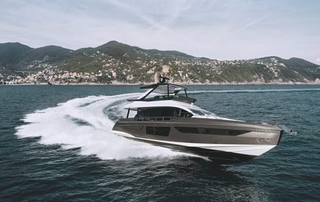 Azimut Fly 68 motor yacht under way 