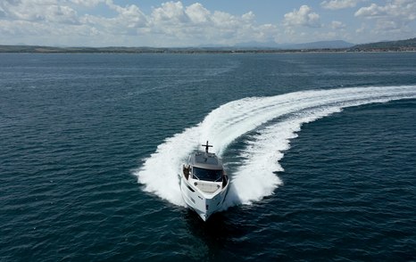 Underway, Azimut Seadeck 6