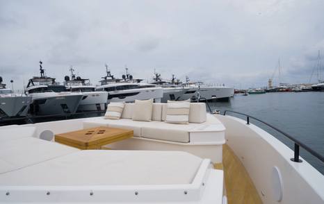 Delta-Powerboats-72-Review-foredeck-seating