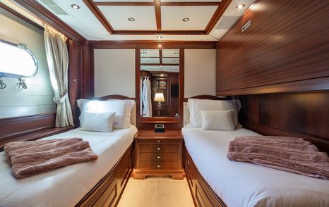 Benetti motor yacht Virtue guest cabin with twin beds 