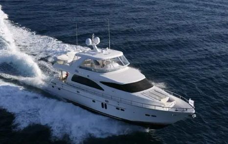 Horizon E73 Skylounge motor yacht under way 