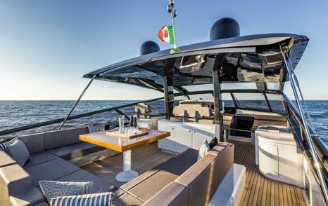 Itama 75 boat open deck with U-shaped seating and helm station