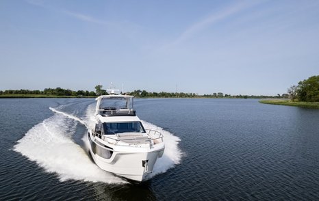 Galeon-560-Fly-running-forwards