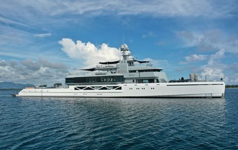 Superyacht Bold under way