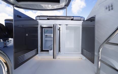 Galeon 520 Fly flybridge refridgeration