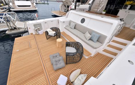 Horizon-V77S-Review-aft-deck-transom-down