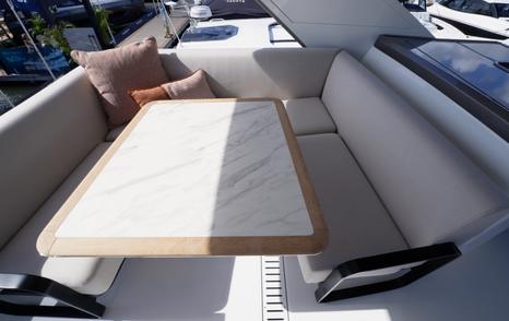 Galeon 520 Fly flybridge table detail