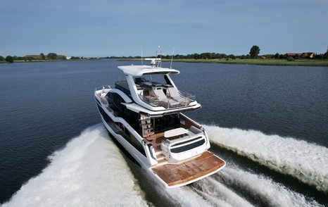 Galeon-560-Fly-running-aft