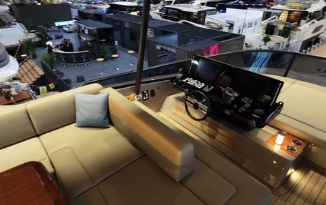 solaris-power-70-long-range-upper-helm-console-and-bench-seating