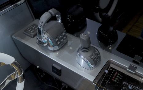 Riva-Dolceriva-Review-helm-throttle-joystick