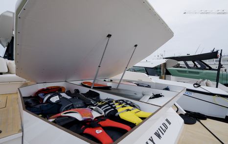 Delta-Powerboats-72-Review-tender-garage-open