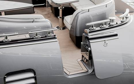 zeelander-5-aft-cockpit-side-access