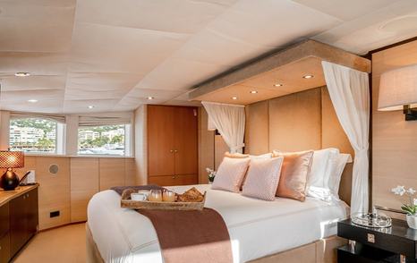 Superyacht Envy's guest cabin