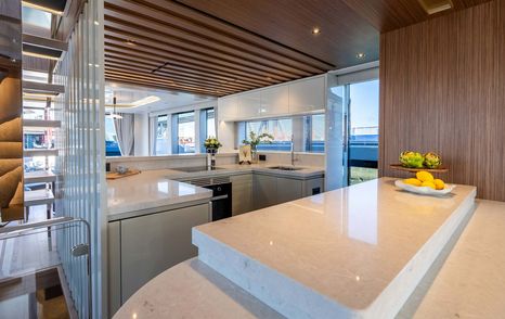 Sunseeker-Ocean-156-galley