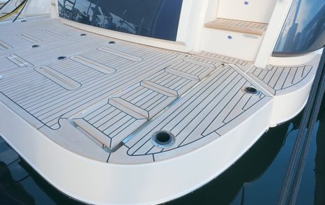 Riviera 5600 Sport Platinum Edition hydraulic swim platform with integrated steps