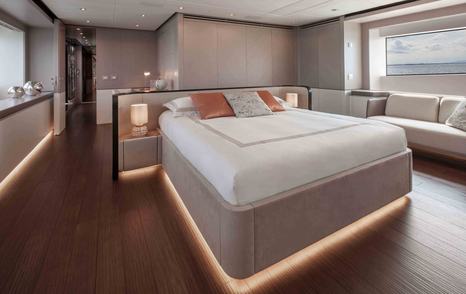 Mangusta GranSport 33 motor yacht master cabin