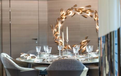 Motor yacht Kasif main saloon circular dining table