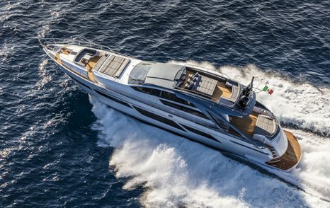 sports yacht Pershing 9X running shot