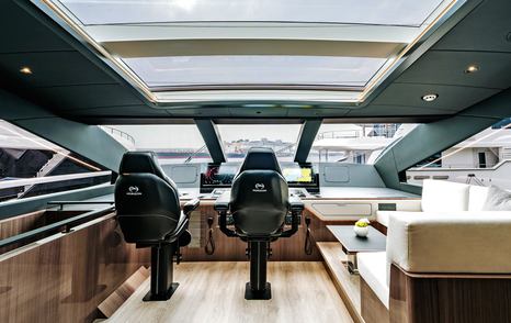 Horizon ES88 Sport Yacht KeΦi helm station with U-shaped sofa 