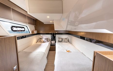 Bavaria-Virtess-420-Fly-twin-cabin