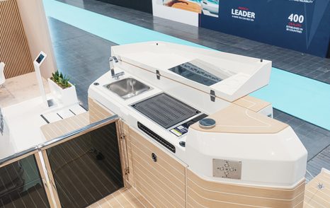 Saxdor-460-GTC-Review-aft-wet-bar-with-grill-and-sink