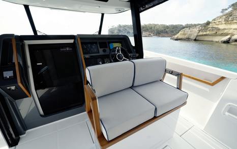 Aiata-Wayfinder-38-Suntop-Review-helm-seating-rear-facing